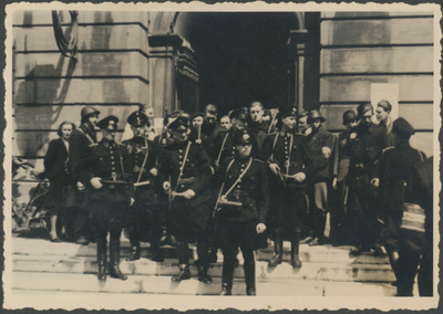 879279 Afbeelding van een groep Duitse hoge militairen op de trappen van het Stadhuis (Stadhuisbrug 1) te Utrecht, ...